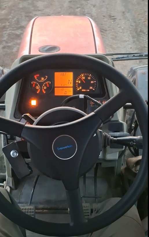 Sveaverken kormánykerék és műszerfal közelről