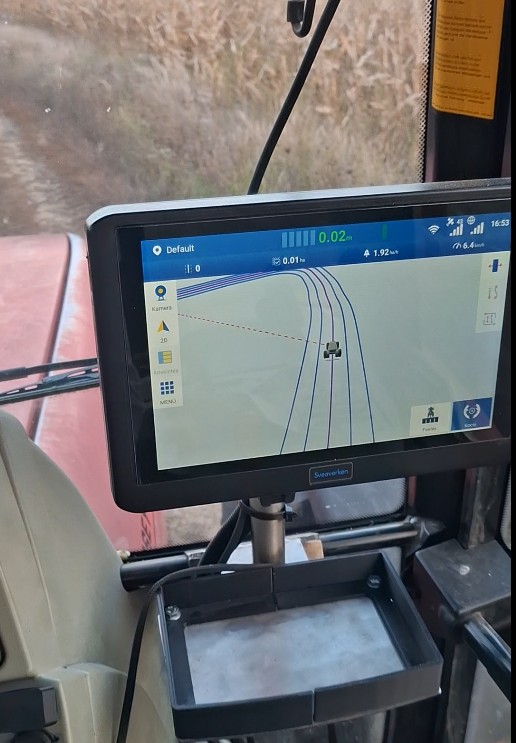 Traktor kabinban kijelző térképpel és sávokkal